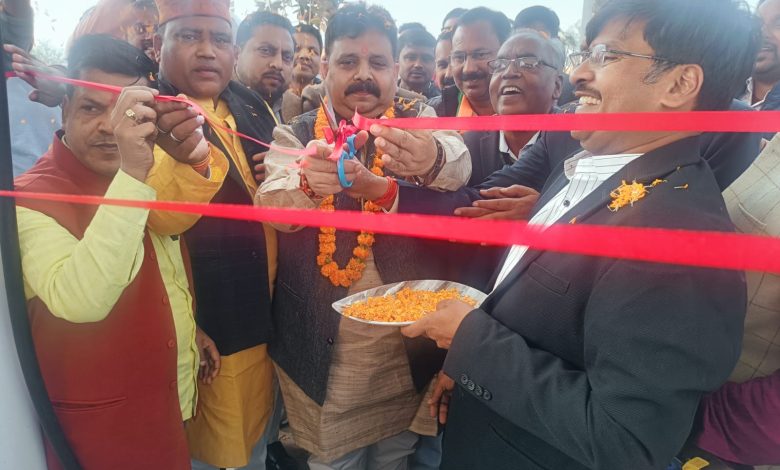 Ambedkar Nagar News Independent Charge Minister Ravindra inaugurated Arya Urja Kendra Petrol Pump by cutting the ribbon.