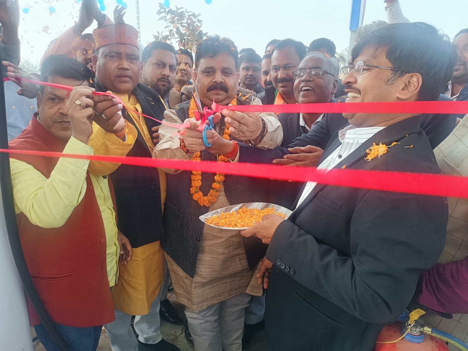 Ambedkar Nagar News Independent Charge Minister Ravindra inaugurated Arya Urja Kendra Petrol Pump by cutting the ribbon.