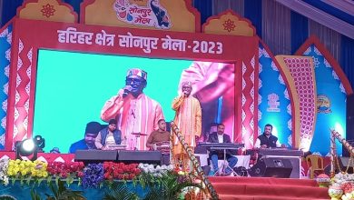 Bihar News- Arun Gautam enthralled the audience with Magahi songs on the Tourism Department stage of the world famous Sonpur Fair.
