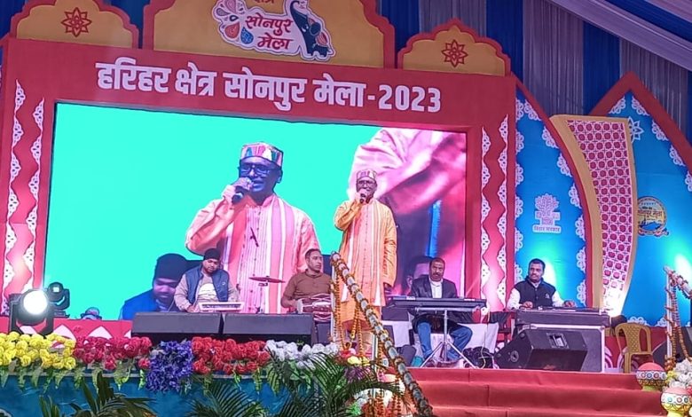 Bihar News- Arun Gautam enthralled the audience with Magahi songs on the Tourism Department stage of the world famous Sonpur Fair.