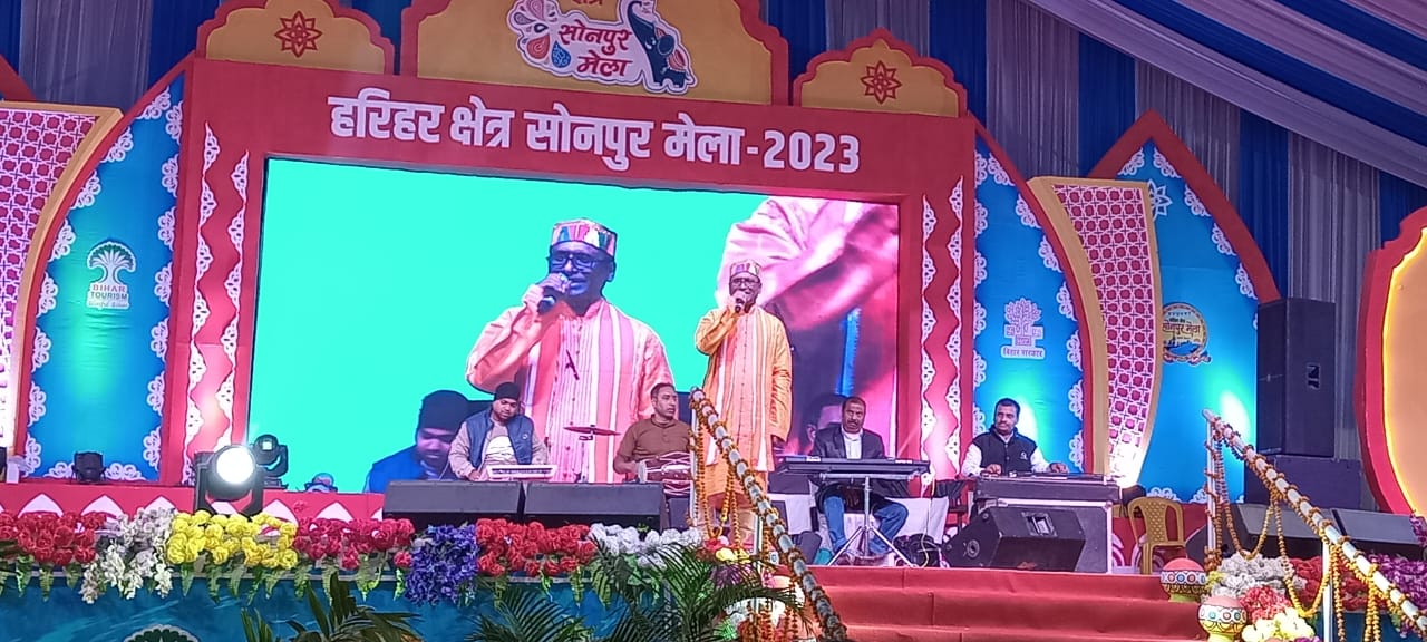 Bihar News- Arun Gautam enthralled the audience with Magahi songs on the Tourism Department stage of the world famous Sonpur Fair.