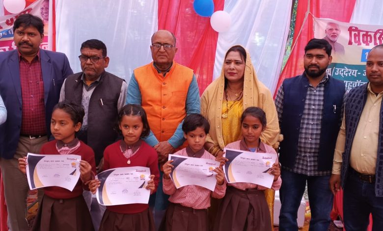 अम्बेडकर नगर न्यूज : विकसित भारत संकल्प यात्रा का आयोजन कार्यक्रम के मुख्य अतिथि भाजपा नेता यमुना प्रसाद चतुर्वेदी रहे