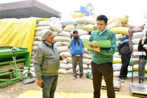 Prayagraj News: Divisional Commissioner today conducted a surprise inspection of the Government Paddy Purchasing Centre, Karchana.

