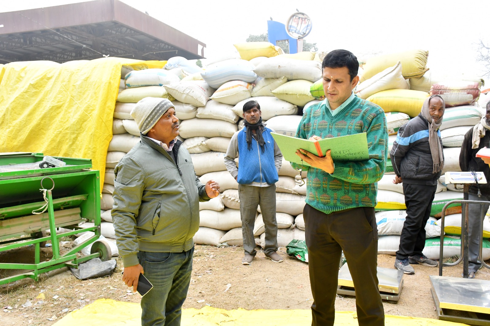 Prayagraj News: Divisional Commissioner today conducted a surprise inspection of the Government Paddy Purchasing Centre, Karchana.