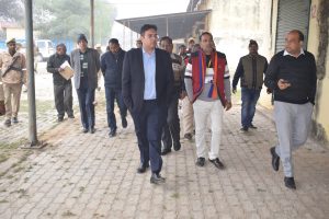Prayagraj News:जिलाधिकारी ने मुण्डेरा मण्डी स्थित वेयर हाउस का किया निरीक्षण