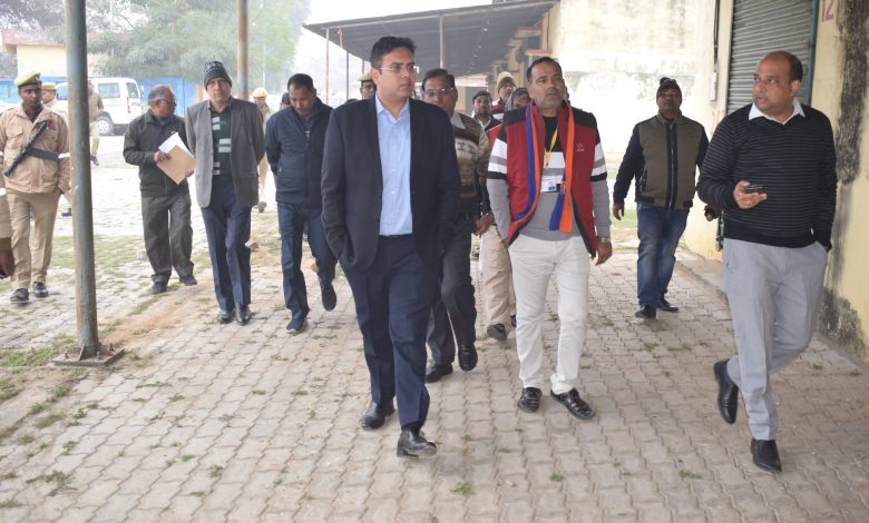 Prayagraj News:जिलाधिकारी ने मुण्डेरा मण्डी स्थित वेयर हाउस का किया निरीक्षण