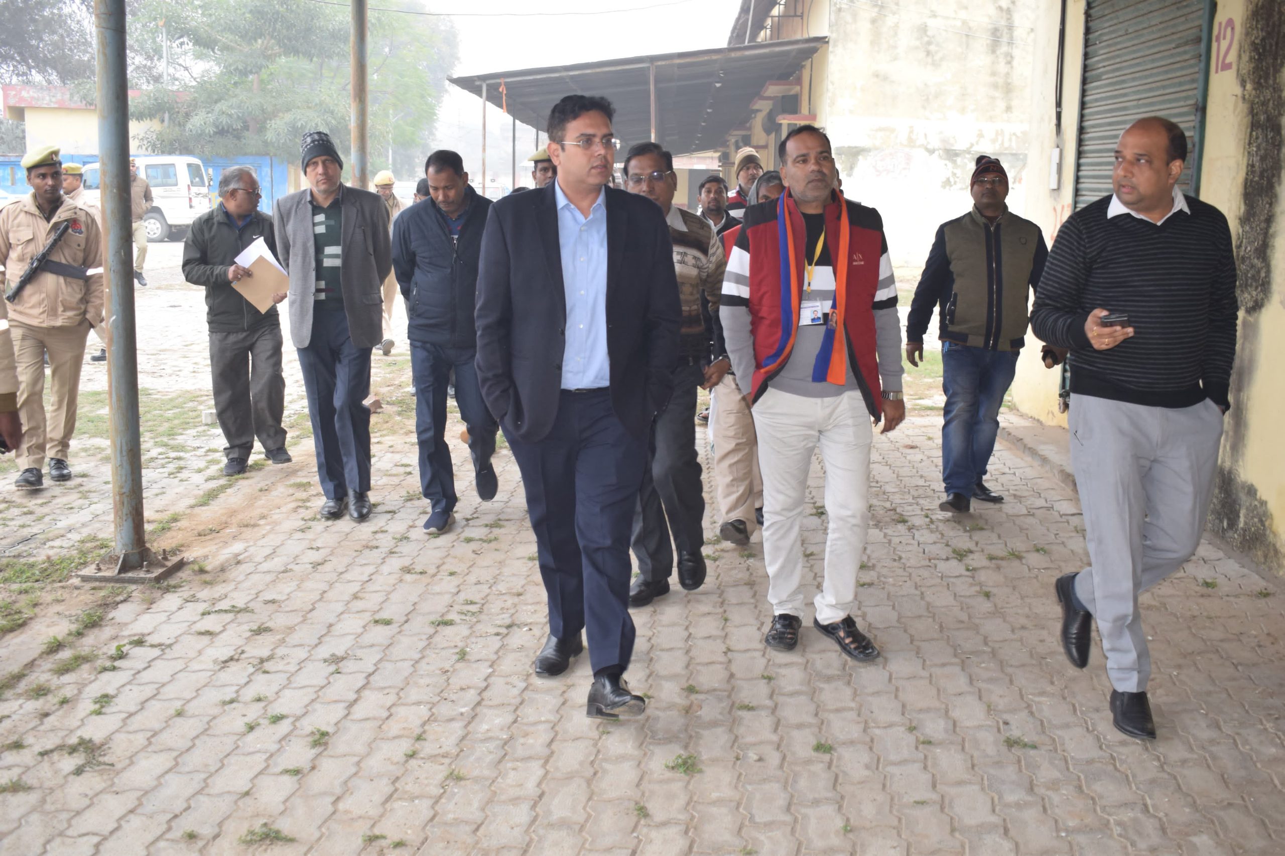 Prayagraj News:जिलाधिकारी ने मुण्डेरा मण्डी स्थित वेयर हाउस का किया निरीक्षण