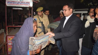 Prayagraj News: The District Magistrate visited different areas of the city and distributed blankets to destitute and destitute people to protect them from cold and asked them to sleep in night shelters only.