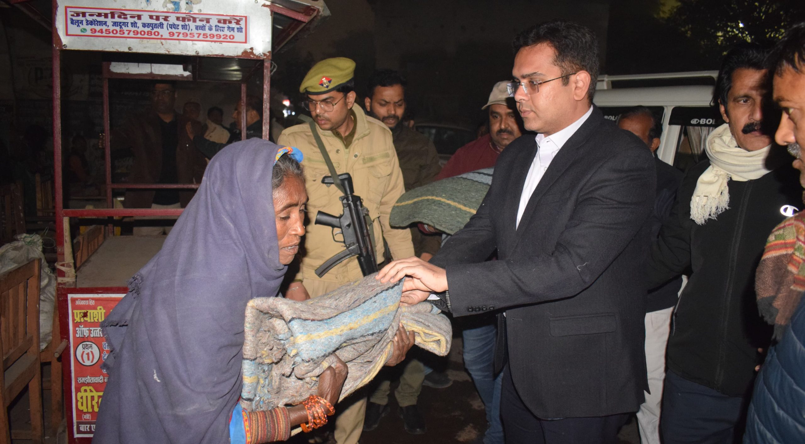 Prayagraj News: The District Magistrate visited different areas of the city and distributed blankets to destitute and destitute people to protect them from cold and asked them to sleep in night shelters only.