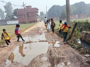 अम्बेडकर नगर न्यूज नाबदान का पानी सड़क पर बहने से स्कूली बच्चे और यात्री हो रहे हैं गिर कर आए दिन घायल