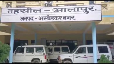 Ambedkar Nagar News Arbitrariness in disposal of income, caste and residence certificate of people applying for online applications, negligence due to having only one computer operator in the regional accountant's office, Alapur Tehsil lawyer Phool Chandra Yadav.