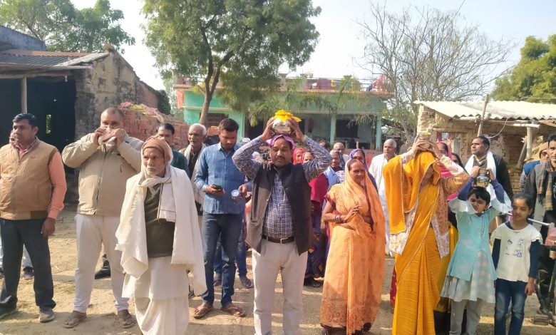 अम्बेडकर नगर न्यूज : अक्षत कलश यात्रा से राममय हो गया पूरा गांव शंकर पुर वर्जी