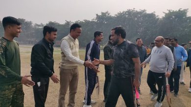 Bihar News-On the occasion of Makar Sankranti, a cricket match was organized for administrative officials in the grounds of Police Line, Hajipur.
