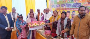 Ambedkar Nagar News Khichdi feast and blanket distribution program Village head distributed blankets in cold weather Smiles on the faces of the poor after receiving blankets

