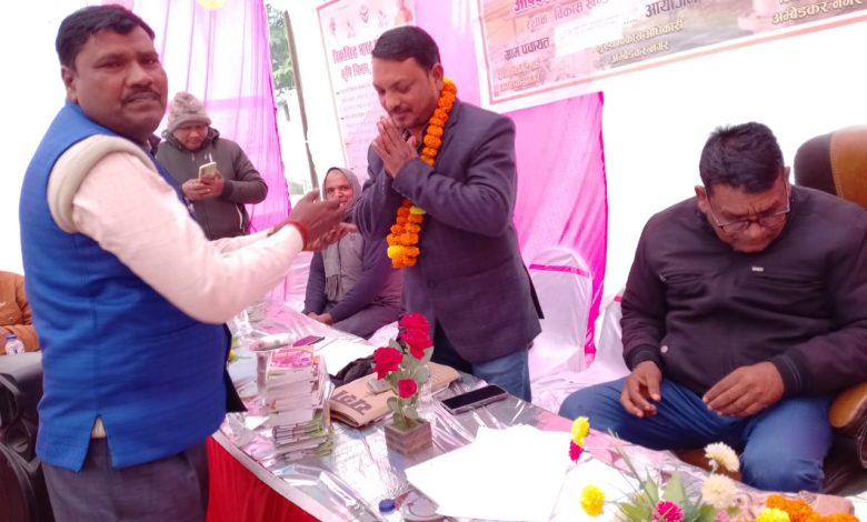अम्बेडकर नगर न्यूज : चौपाल में भाजपाइयों ने जन कल्याणकारी नीतियों से ग्रामीणों को किया जागरूक
