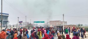 Bihar News Villagers enraged after the death of father and son in Bettiah, created ruckus by keeping both the dead bodies on the road