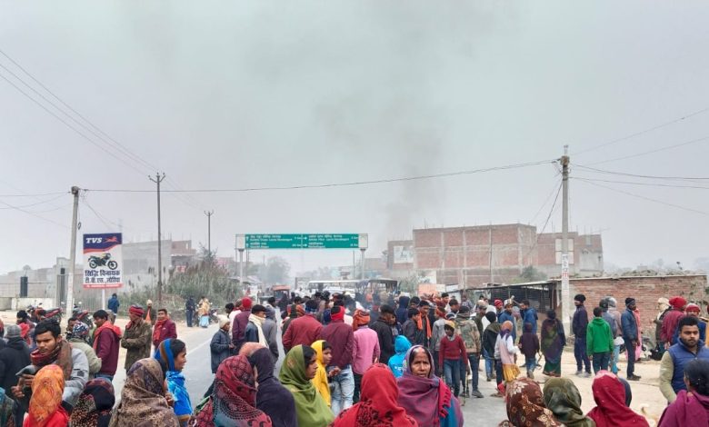 Bihar News Villagers enraged after the death of father and son in Bettiah, created ruckus by keeping both the dead bodies on the road