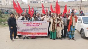 Bihat News-Hundreds of people demonstrated in front of the block office of Hajipur under the banner of All India Farm and Rural Mazdoor Sabha affiliated with CPI(ML).

