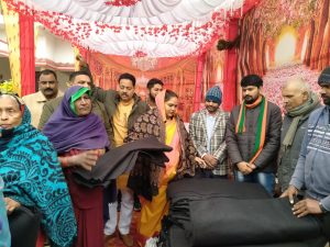 Ambedkar Nagar News: Babu Sundar Singh Group of Institute President Jayant Kumar Singh distributed blankets to the people in this cold.

