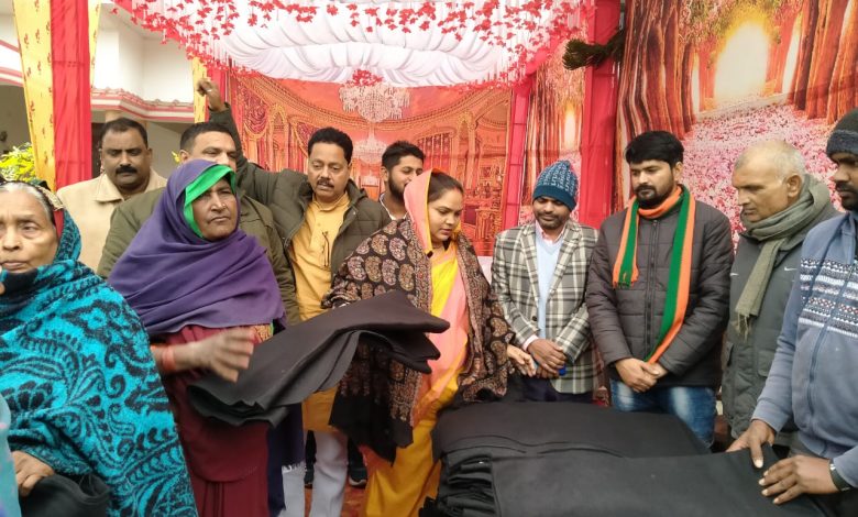 Ambedkar Nagar News: Babu Sundar Singh Group of Institute President Jayant Kumar Singh distributed blankets to the people in this cold.
