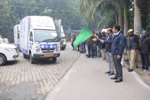 Prayagraj News : जिलाधिकारी ने मतदाताओं को मतदान हेतु जागरूक करने के लिए 7 एलईडी वैन को हरी झण्डी दिखाकर रवाना किया