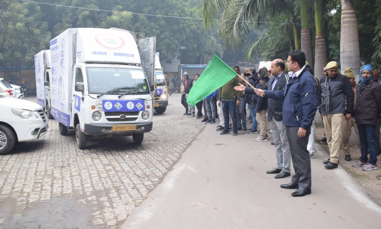Prayagraj News : जिलाधिकारी ने मतदाताओं को मतदान हेतु जागरूक करने के लिए 7 एलईडी वैन को हरी झण्डी दिखाकर रवाना किया