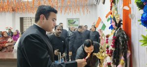 Prayagraj News: District Magistrate hoisted the flag in Collectorate on 75th Republic Day