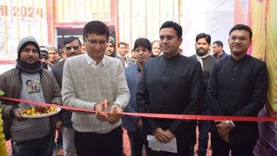 Prayagraj News: Divisional Commissioner inaugurated the exhibition organized by the Information and Public Relations Department in the fair area by cutting the ribbon.