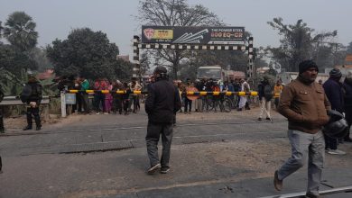 Bihar News-Construction of ground road inside No. 43 Railway Dhala gate and stoppage of long distance trains at Akshaivat Rai station should be restarted.