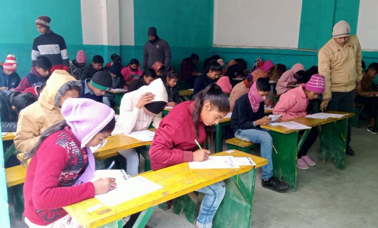 Bihar News-Newton Talent Search Exam organized by Newton Classes was conducted at two examination centers of Rajapakar block area.