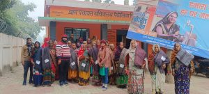 अम्बेडकर नगर न्यूज : ग्राम प्रधान एव क्षेत्रीय लेखपाल के द्वारा 32 किया गया कंबल वितरण कंबल को पाकर लोगों के चेहरे पर मुस्कान दिखा।