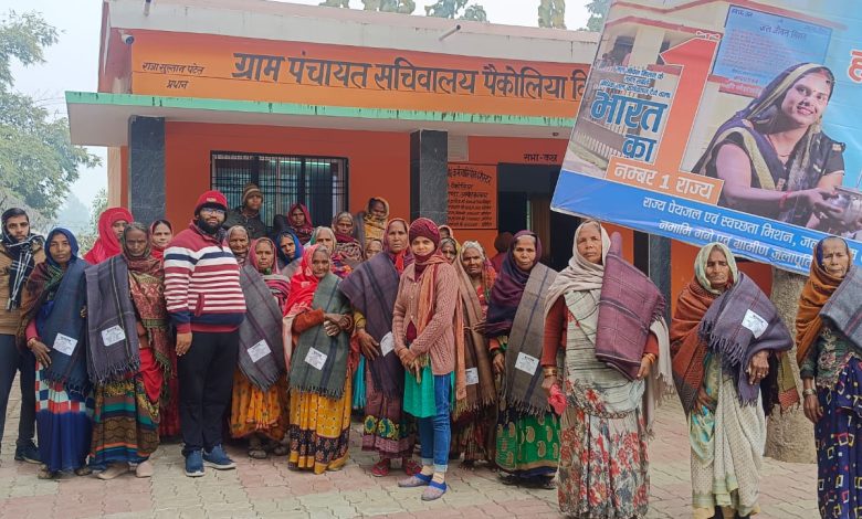 अम्बेडकर नगर न्यूज : ग्राम प्रधान एव क्षेत्रीय लेखपाल के द्वारा 32 किया गया कंबल वितरण कंबल को पाकर लोगों के चेहरे पर मुस्कान दिखा।