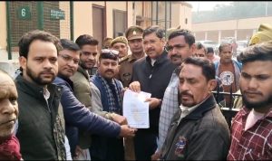 Agra News : राम सेना युवा शक्ति के राष्ट्रीय अध्यक्ष ने जिला अधिकारी को सोपा ज्ञापन