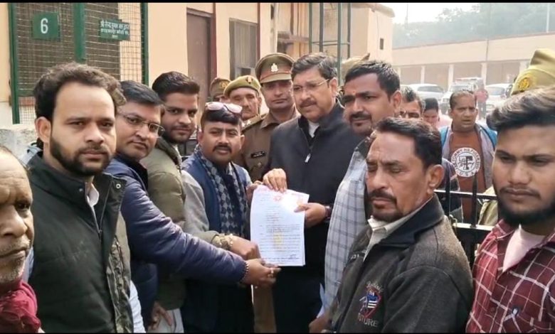 Agra News : राम सेना युवा शक्ति के राष्ट्रीय अध्यक्ष ने जिला अधिकारी को सोपा ज्ञापन