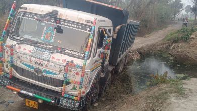 Bihar News-The broken bridge on Ghaghra Canal near Jogi Baba place Turhatoli located in Southern Panchayat of Rajapakar Block was demolished 6 months ago by the sensor Harinarayan Singh for new construction.