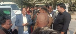 अम्बेडकर नगर न्यूज : पीड़ित परिजनों को ढांढस बंधाने व शोक संवेदना किया व्यक्त सपा विधायक आलापुर त्रिभुवनदत्त
