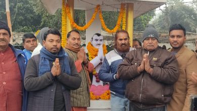 Bihar News-आज हाजीपुर लोकसभा के महुआ प्रखंड के अपने ग्राम भूतनाथ चौक स्थित कर्पूरी स्मारक समिति के तत्वावधान में भारत रत्न जननायक कर्पूरी ठाकुर जी की 100वी जयंती समारोह डॉ शिवजी ठाकुर जी की अध्यक्षता में मनाई गई