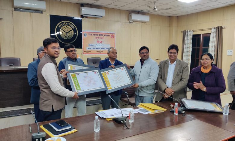 Prayagraj News :स्वास्थ्य सम्बंधी योजनाओं के क्रियान्वयन में किसी भी प्रकार की लापरवाही या उदासीनता न बरते  