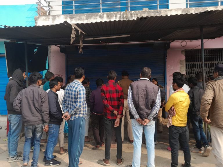 Bihar News-Thieves broke the shutter of the shop at midnight on Thursday