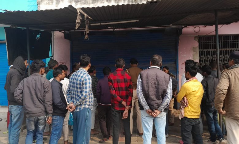 Bihar News-Thieves broke the shutter of the shop at midnight on Thursday