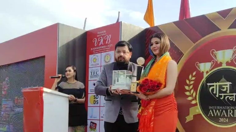 Agra News Mannaten Foundation organized Taj Ratna International Award at Hotel Taj Khema.