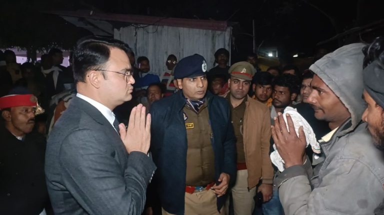 Etawah News: Area residents including the district administration paid emotional tribute to the martyrdom of CRPF jawan.