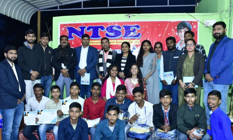 Bihar News-न्यूटन टैलेंट सर्च एग्जाम में सफल प्रतिभागी हुए सम्मानित