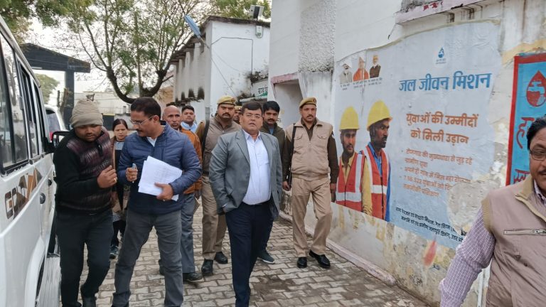 Pratapgarh News District Magistrate conducted surprise inspection of development block Mandhata