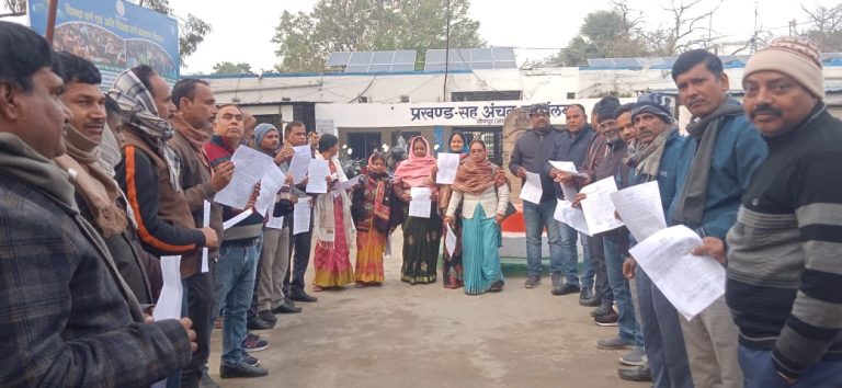 Bihar News- Employed teachers protested by burning the order letter of competency test in Sonpur.