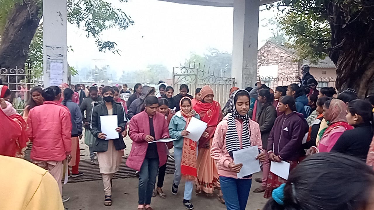 Bihar News-On the fourth day of Inter's annual examination in Sonpur, the examination was completed peacefully and malpractice free, not a single expulsion.