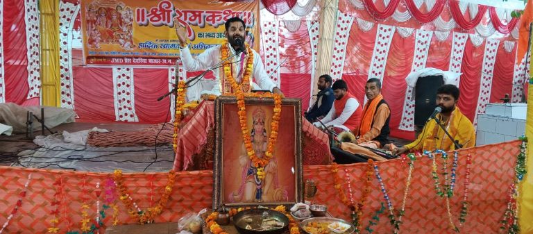 अम्बेडकर नगर न्यूज नौ दिवसीय श्री राम कथा आयोजन श्री राम कथा का रसपान करते भक्त श्रोतागण