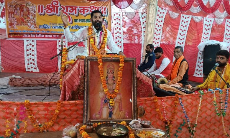 अम्बेडकर नगर न्यूज नौ दिवसीय श्री राम कथा आयोजन श्री राम कथा का रसपान करते भक्त श्रोतागण