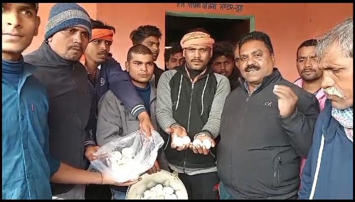 Bihar News- Students suddenly fell ill due to eating rotten eggs in Chitrasenpur Middle School, Sonpur, created chaos.