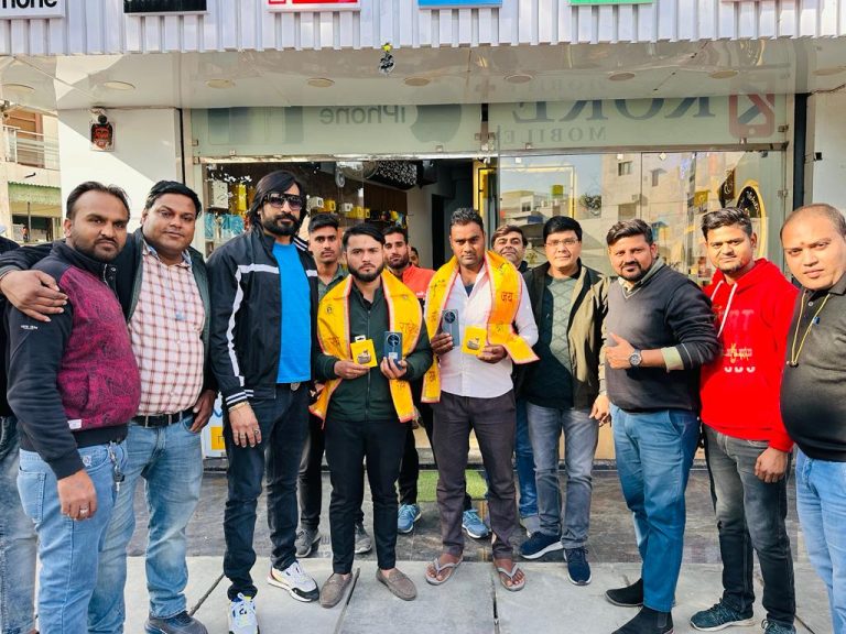 Agra News : बाबा मोबाइल शोपी पर लांच हुआ रियलमी 12 प्रो